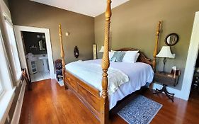 Camellia Rose Inn- King Room Southern Charm